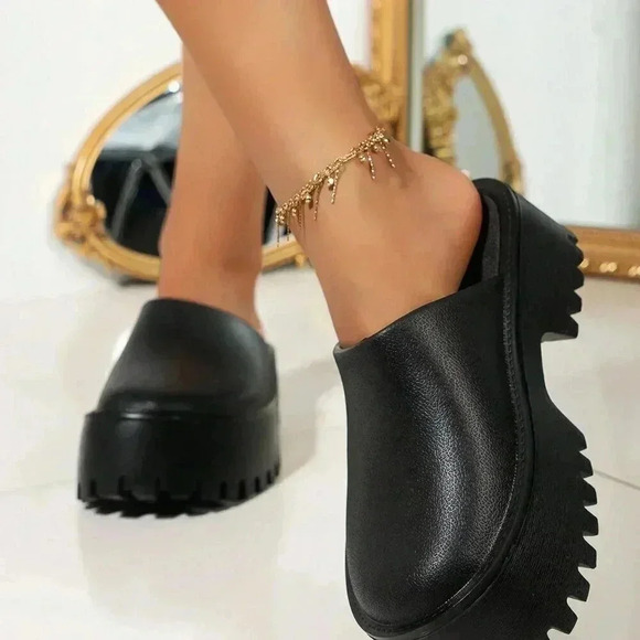 Black Women's Thick-Soled Height-Enhancing Closed-Toe Plastic Slippers - Picture 2 of 5